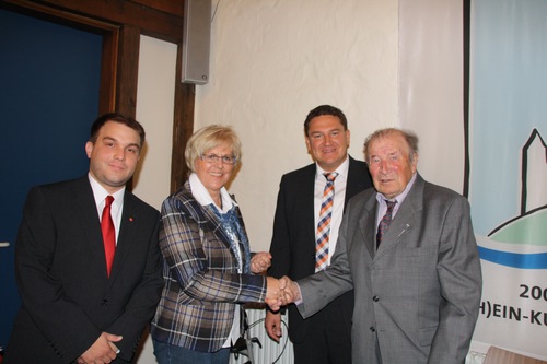 Tobias Rohrwick, Ruth Buchert und Marcus Held gratulieren dem Flörsheim-Dalsheimer Genossen Herbert Klein zur 40jährigen Parteimitgliedschaft